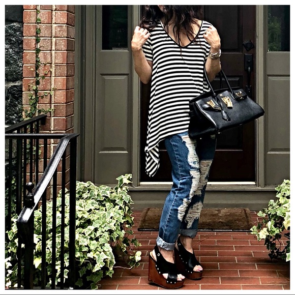 ✨LAST ONE✨Striped V neck asymmetrical top - Picture 3 of 8